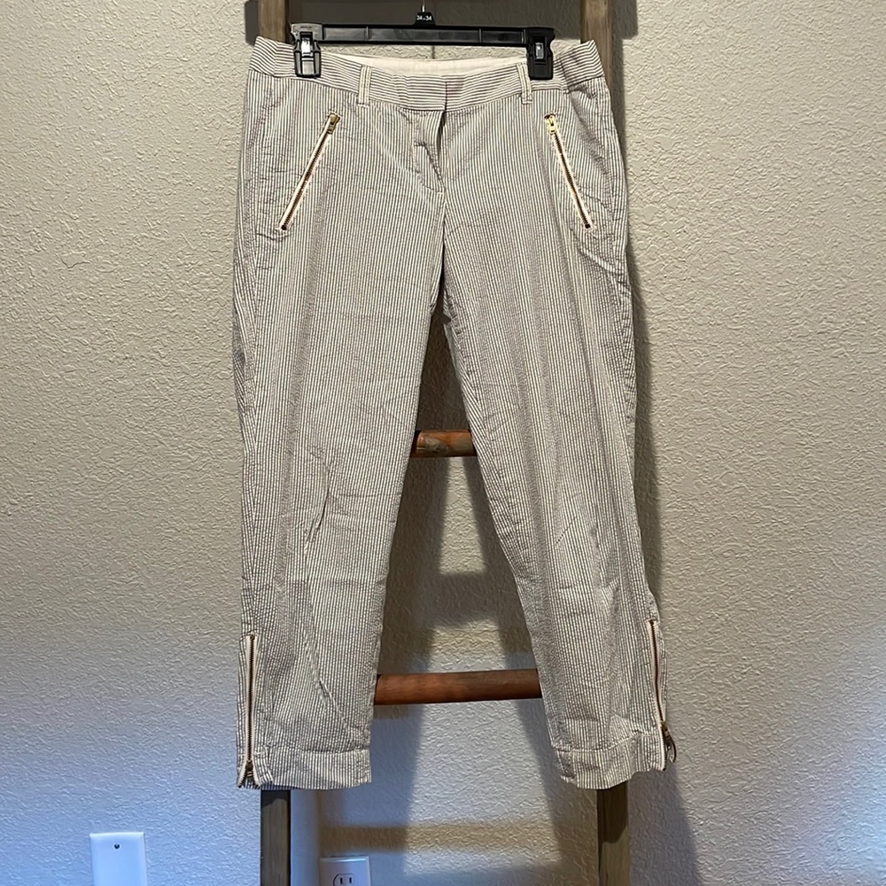 Lightweight capri pants.